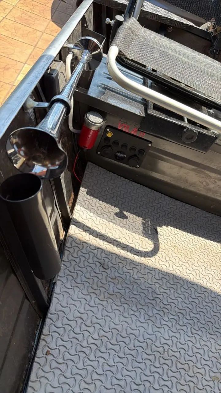 Vendo este barco com todos acessórios 