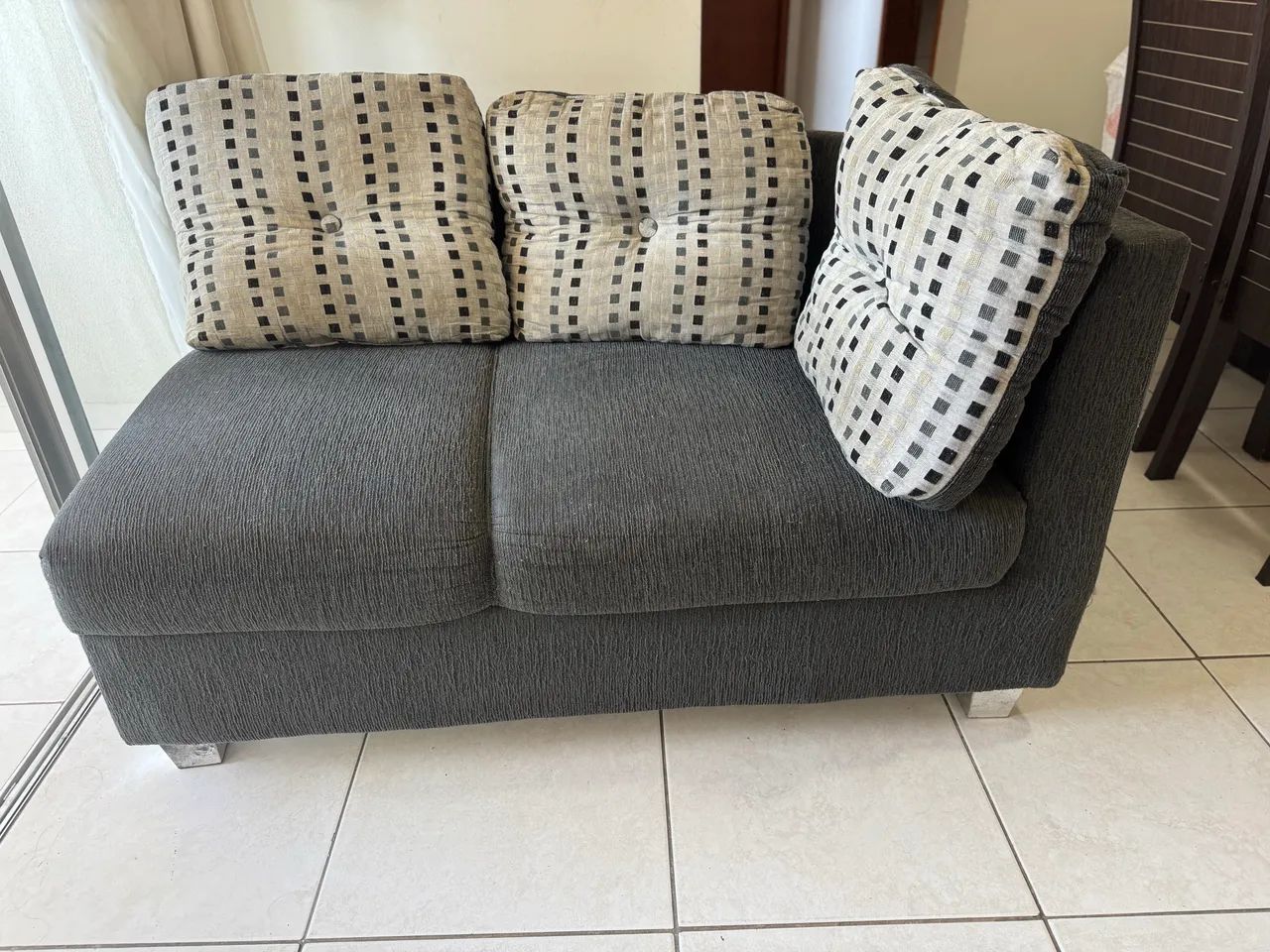 Sofá 2 lugares cinza chumbo ? ótimo estado