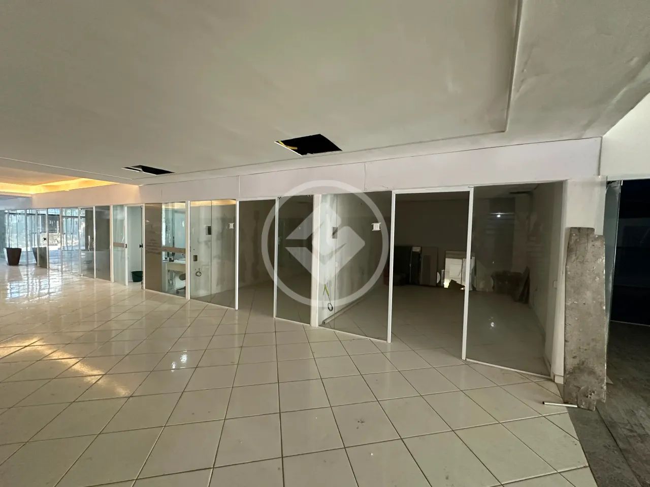 Sala térrea com 16,40M2, em prédio comercial na Av. Rubens de Mendonça, totalmente revital