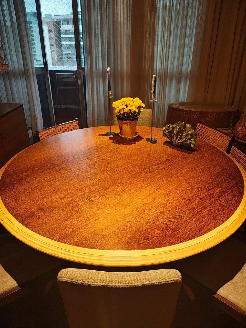 Mesa de jantar Eclipse do designer Paulo Alves.