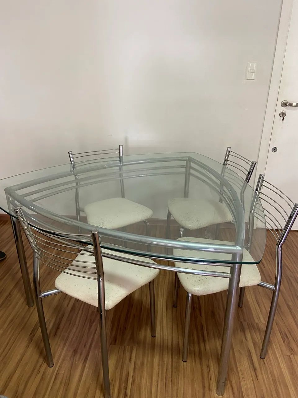 Mesa de Vidro Triangular + 4 Cadeiras Cromadas