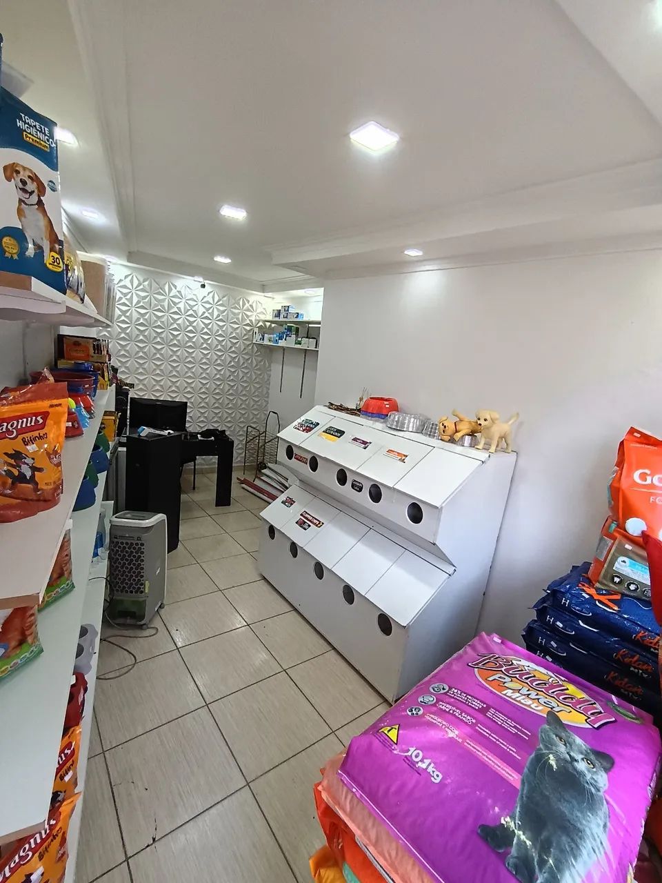 Cocho para ração / dispenser em madeira 