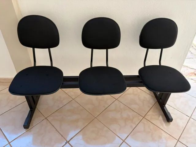 Longarinas com três assentos estofados