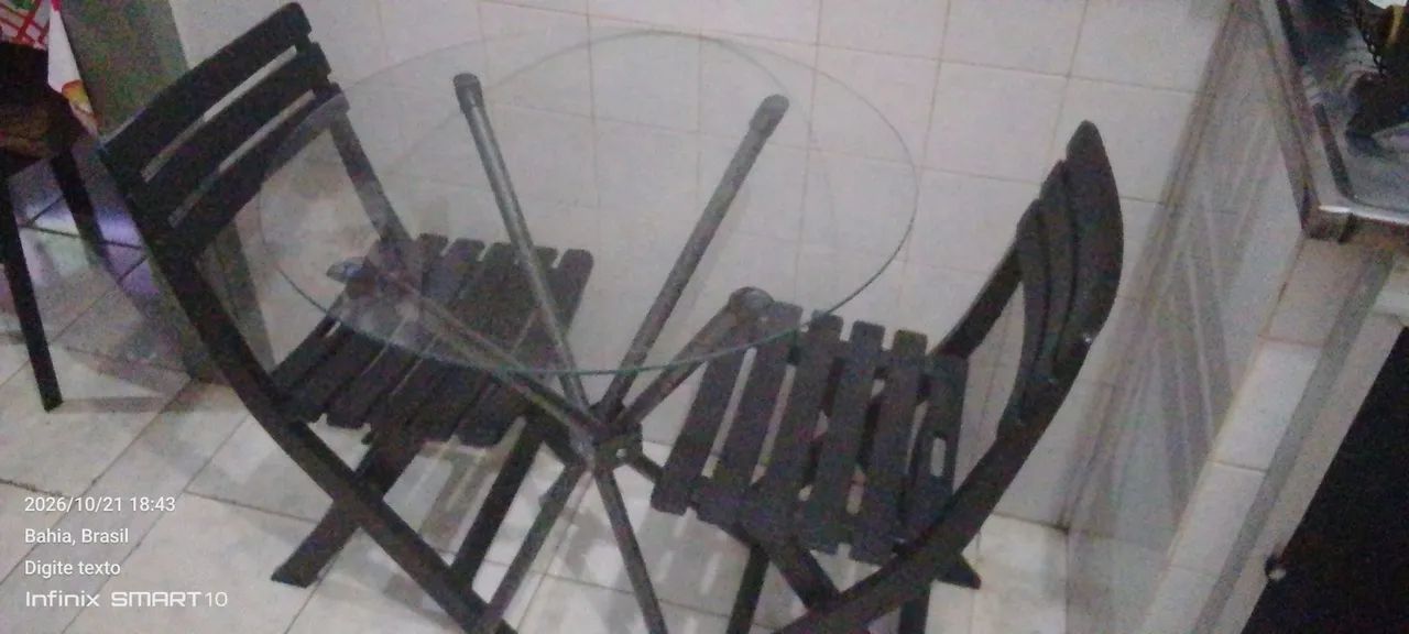 Vendo mesa com 2 Cadeiras de plástico super Resistente 