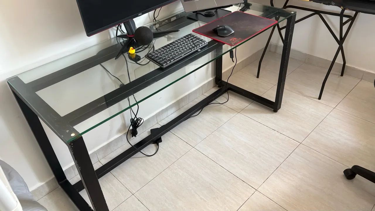Mesa C/ Tampo de vidro
