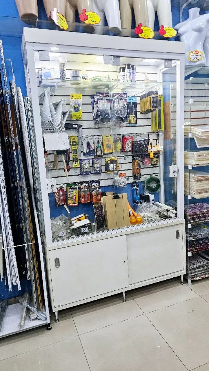 Vitrine de Parede com Painel Canaletado + Instalação 
