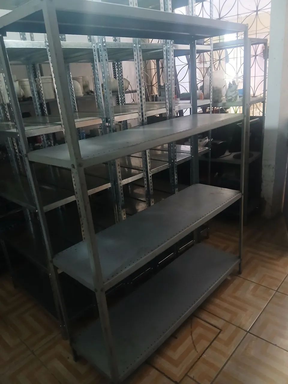 Estante de ferro 