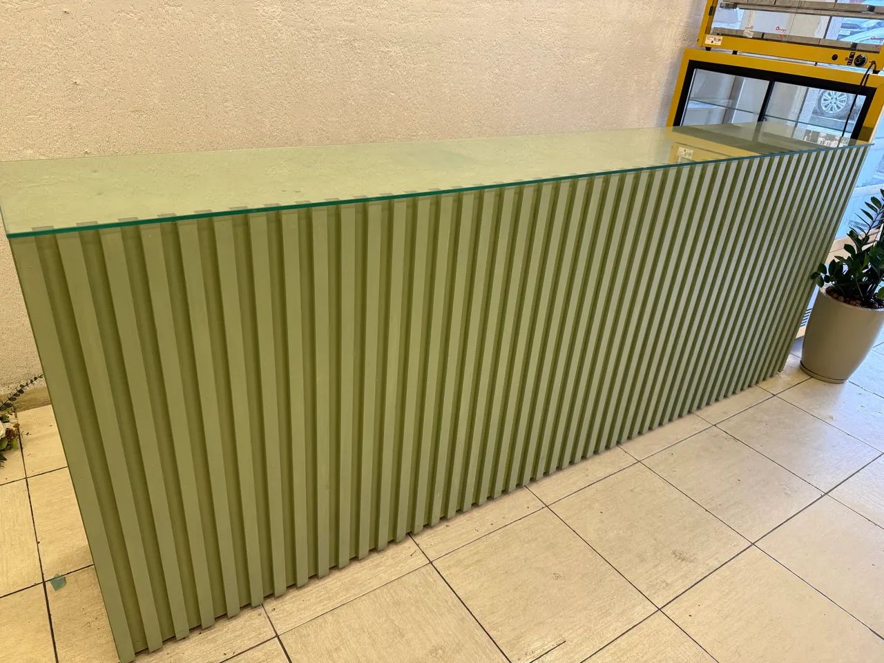 Balcão Ripado em MDF com Tampo de vidro 3m