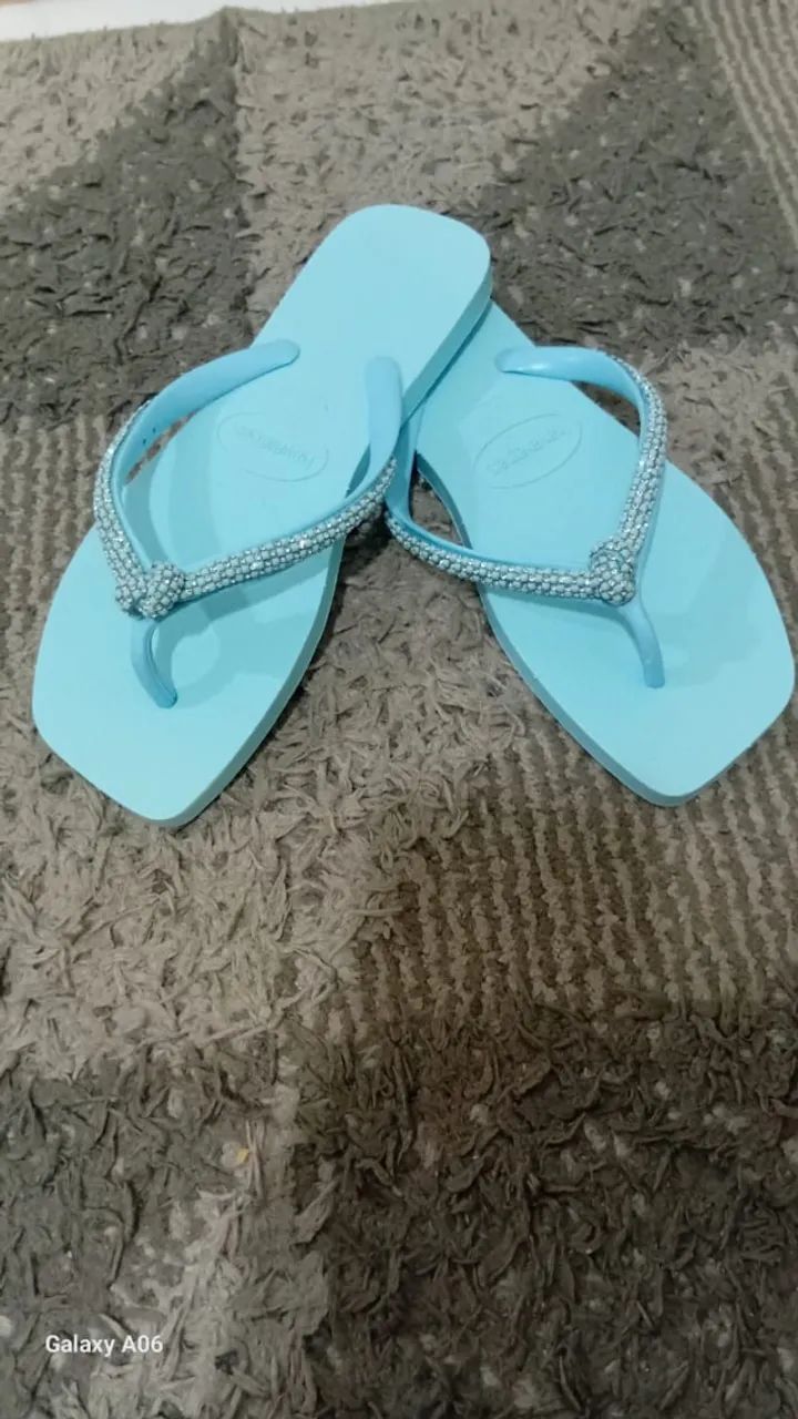 chinelo azul 