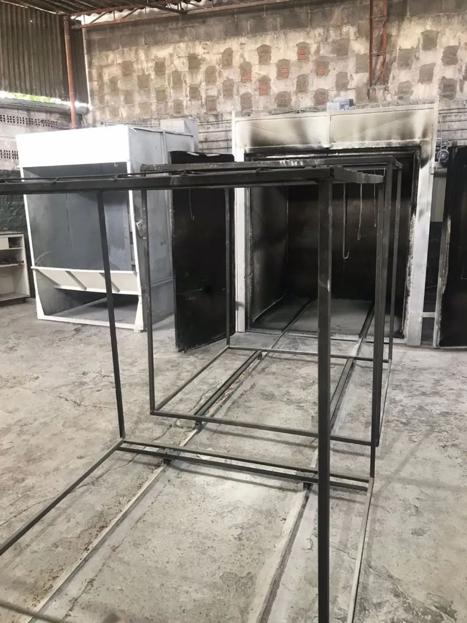 Estufa com dos carrinhos 
