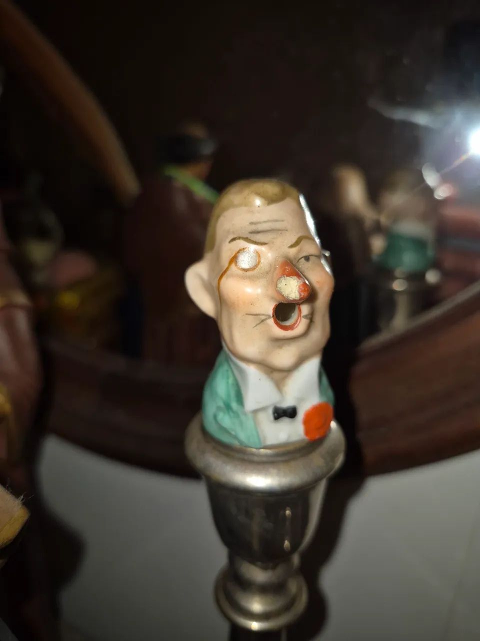 Dosador de Garrafa em Biscuit Alemão Antigo 