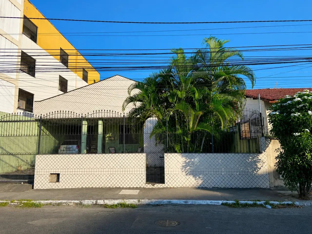 Super Casa com 5 suítes, 8 vagas, no melhor do Parque Araxá