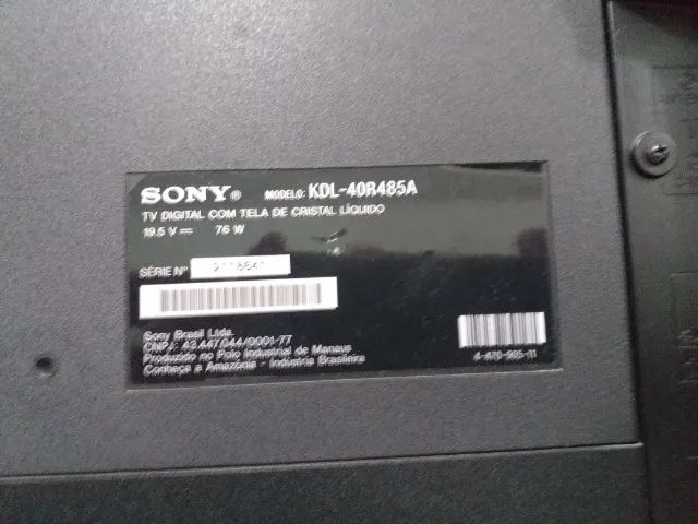 Televisão Sony de 40 polegadas tela fina de cristal com um pequeno defeito.