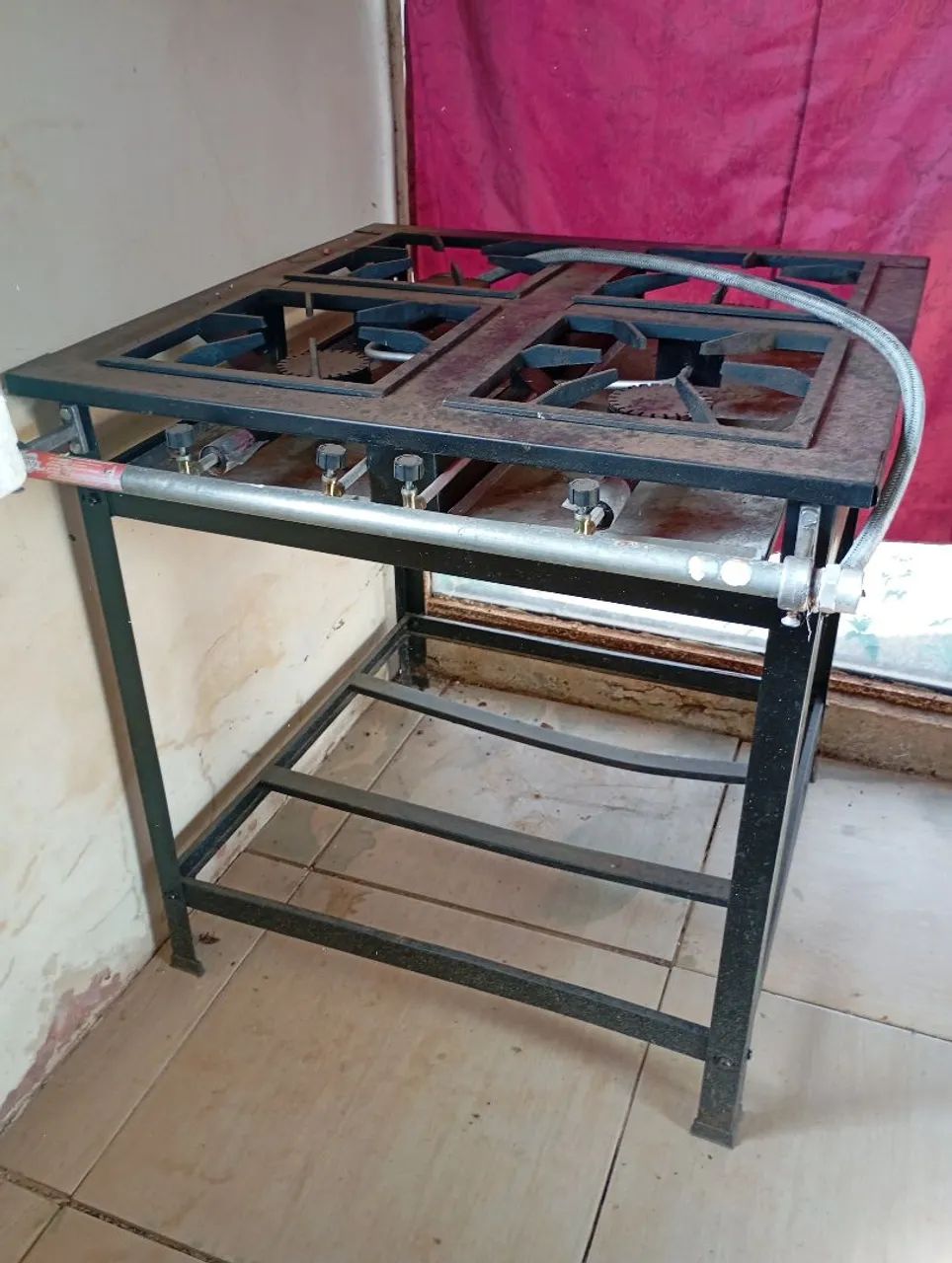 Vendo fogão industrial funcionando tudo perfeitamente quatro bocas  chama * - Foto 2