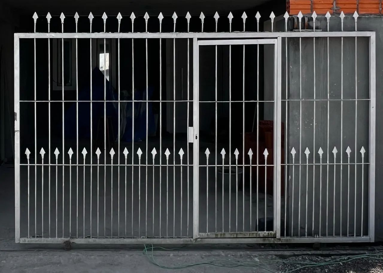Sliding gate + motor (3.10 x 1.81)