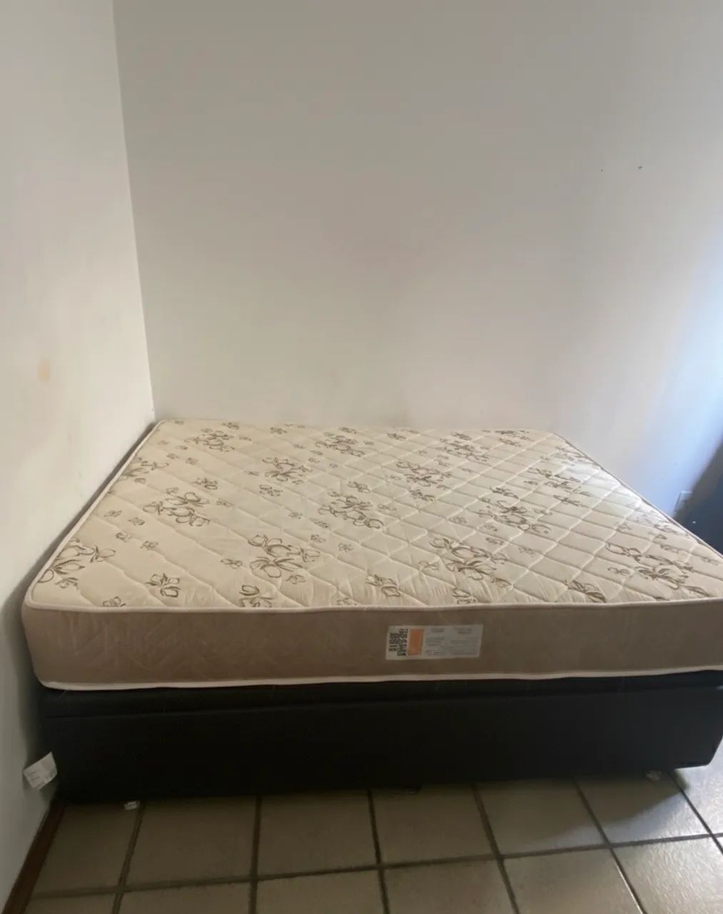 Vendo cama casal baú com colchão - Foto 2