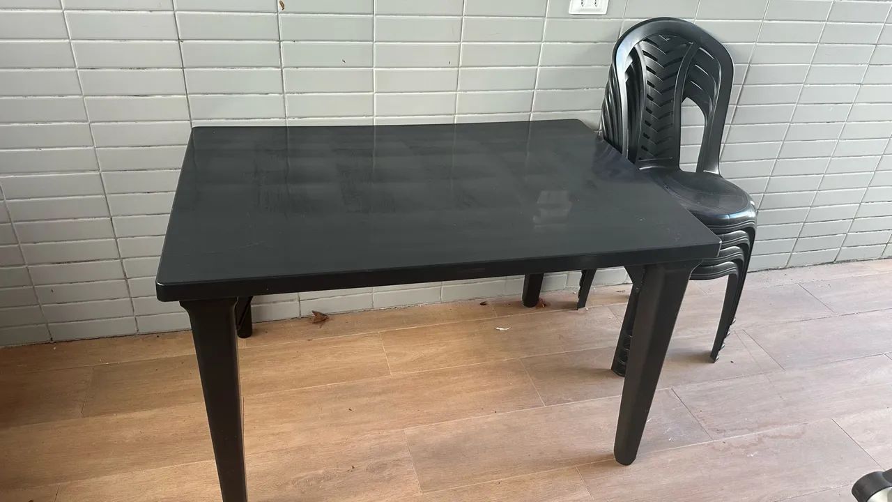 Mesa de plástico pvc preta com 4 cadeiras  - Foto 3