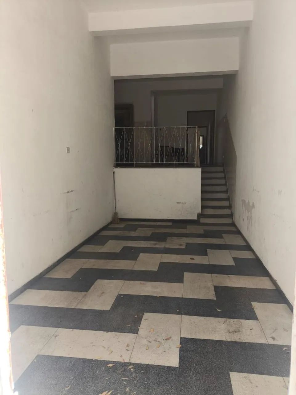 Casa no farol, de 1° andar, com 5/4, garagem, 3 salas, varanda e quintal. - Foto 2