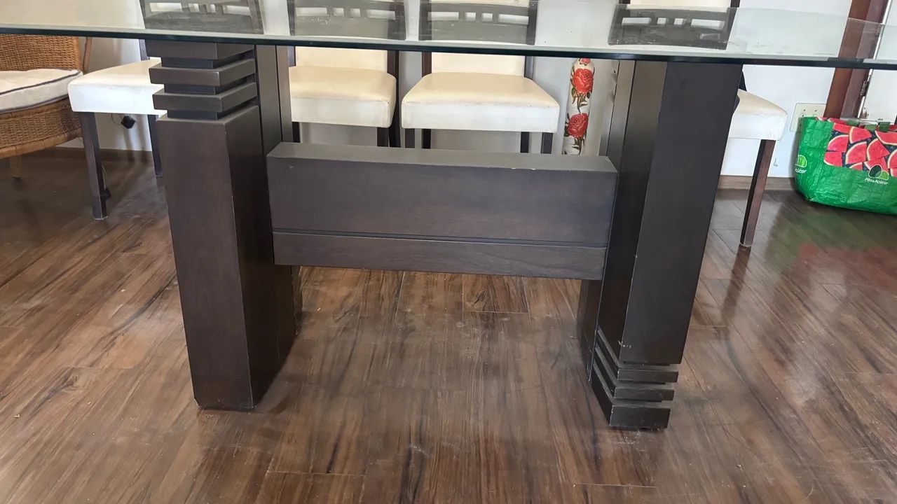 Mesa de jantar em mogno e vidro