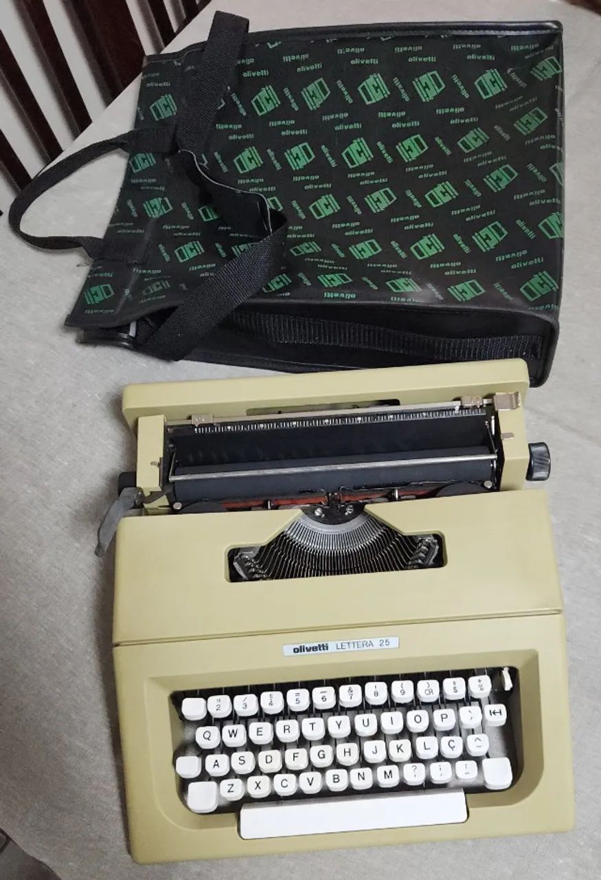 Máquina de escrever Olivetti Lettera 25