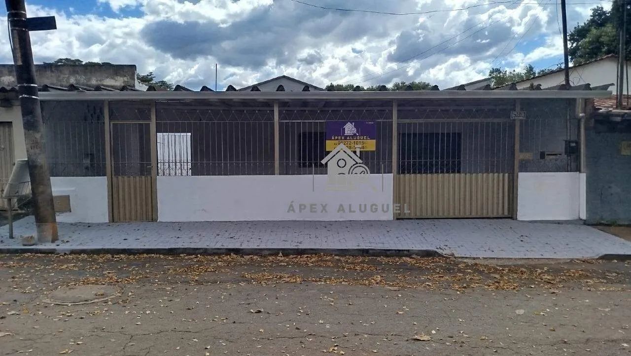 Casa com 4 quartos, em frente praça 242m²