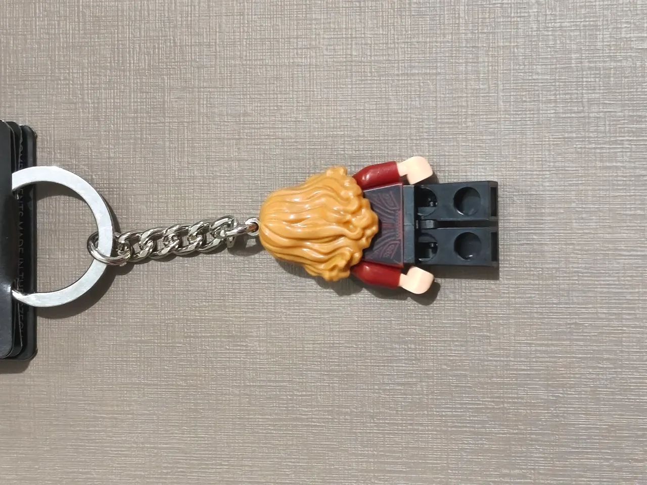 Chaveiro LEGO Marvel Feiticeira Escarlate (Wanda Maximoff)  - Foto 2