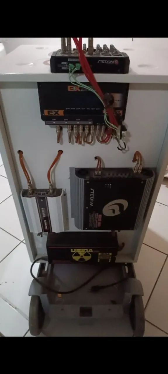 Caixa de som montada JBL 