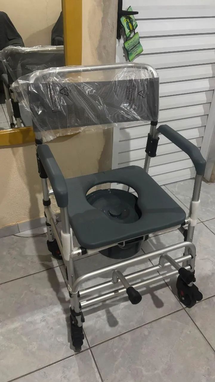 Kit cadeira de rodas e cadeira de banho - Foto 5