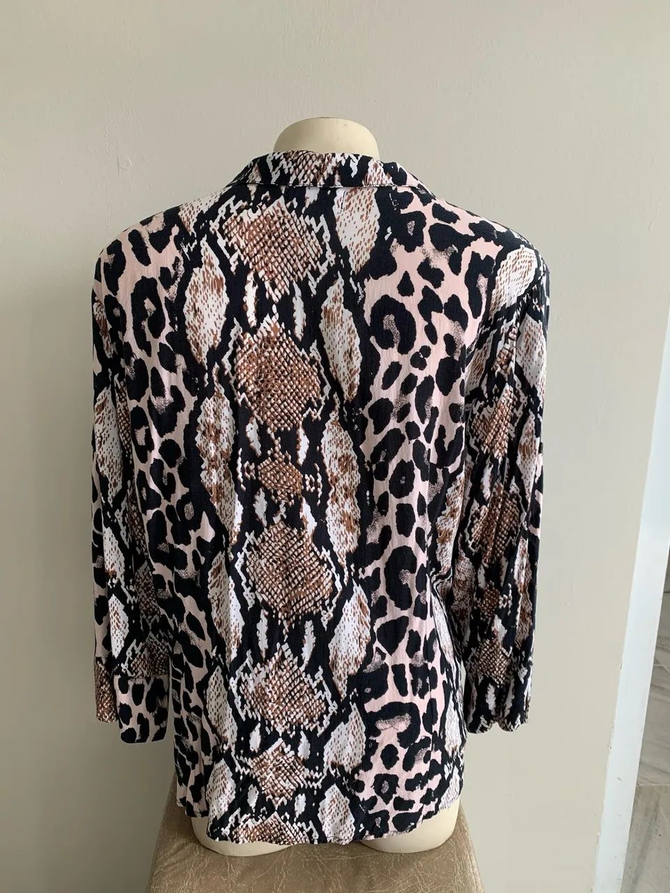 Camisa feminina de botão, tamanho 48 - Foto 2