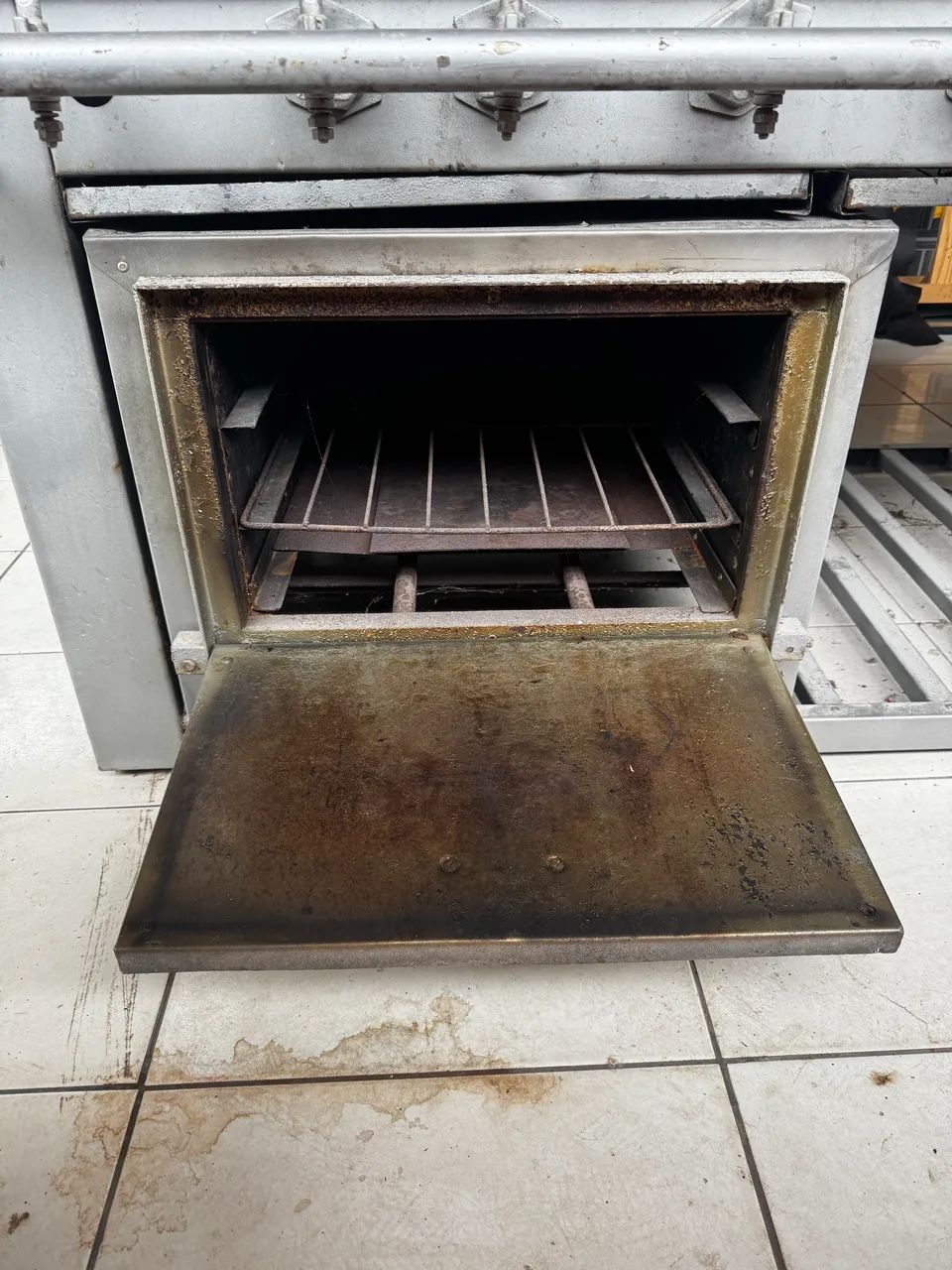 Fogão industrial de 6 bocas usado - Foto 4