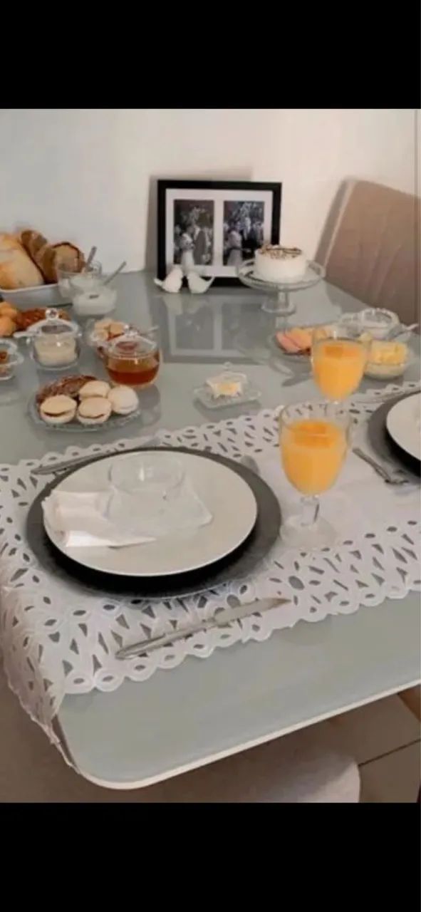 Mesa de vidro com 4 cadeiras