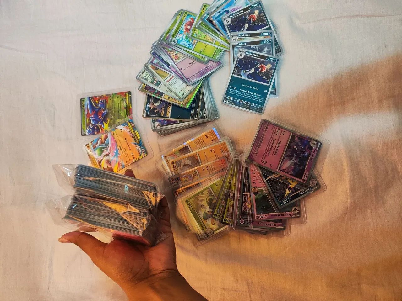 234 Cartas Pokémon + brilhantes+ultrarrara+comuns - Foto 2