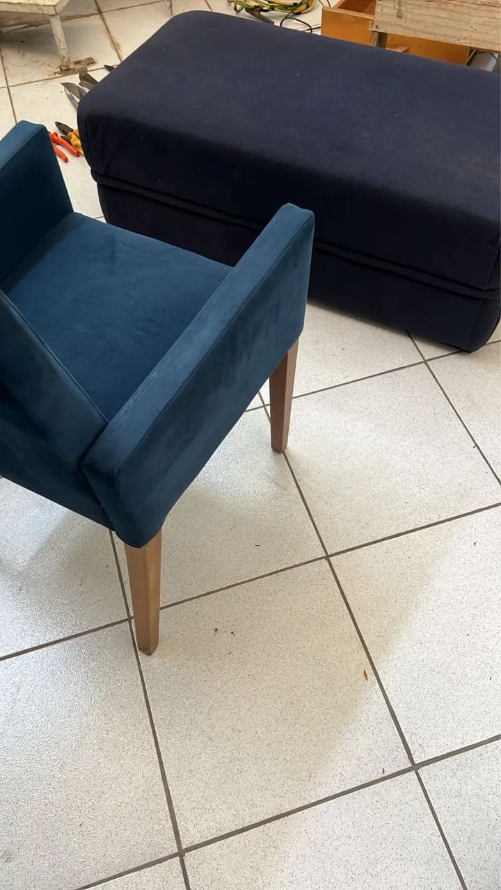 Poltrona Azul em Veludo com Pés de Madeira Maciça.  - Foto 4