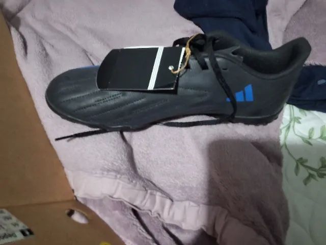 Chutera adidas preta e azul sem nunca ter usado - Foto 3