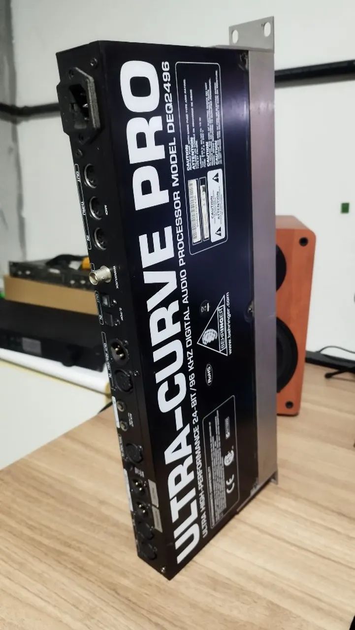 Processador de Áudio Digital Behringer UltraCurve Pro DEQ2496