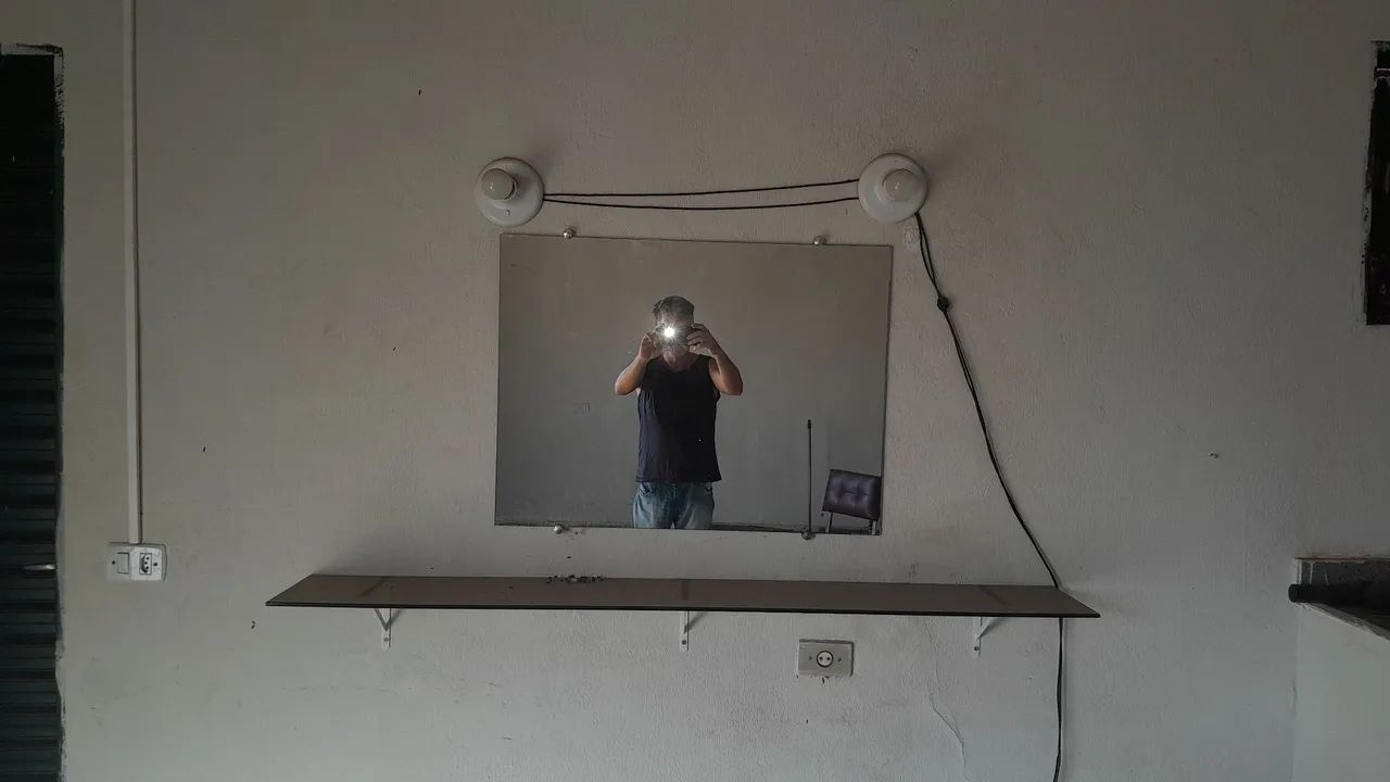 ESPELHO E CADEIRA DE SALÃO 