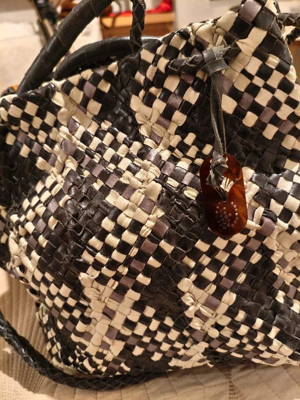 Bolsa Paula Ferber preta e branca