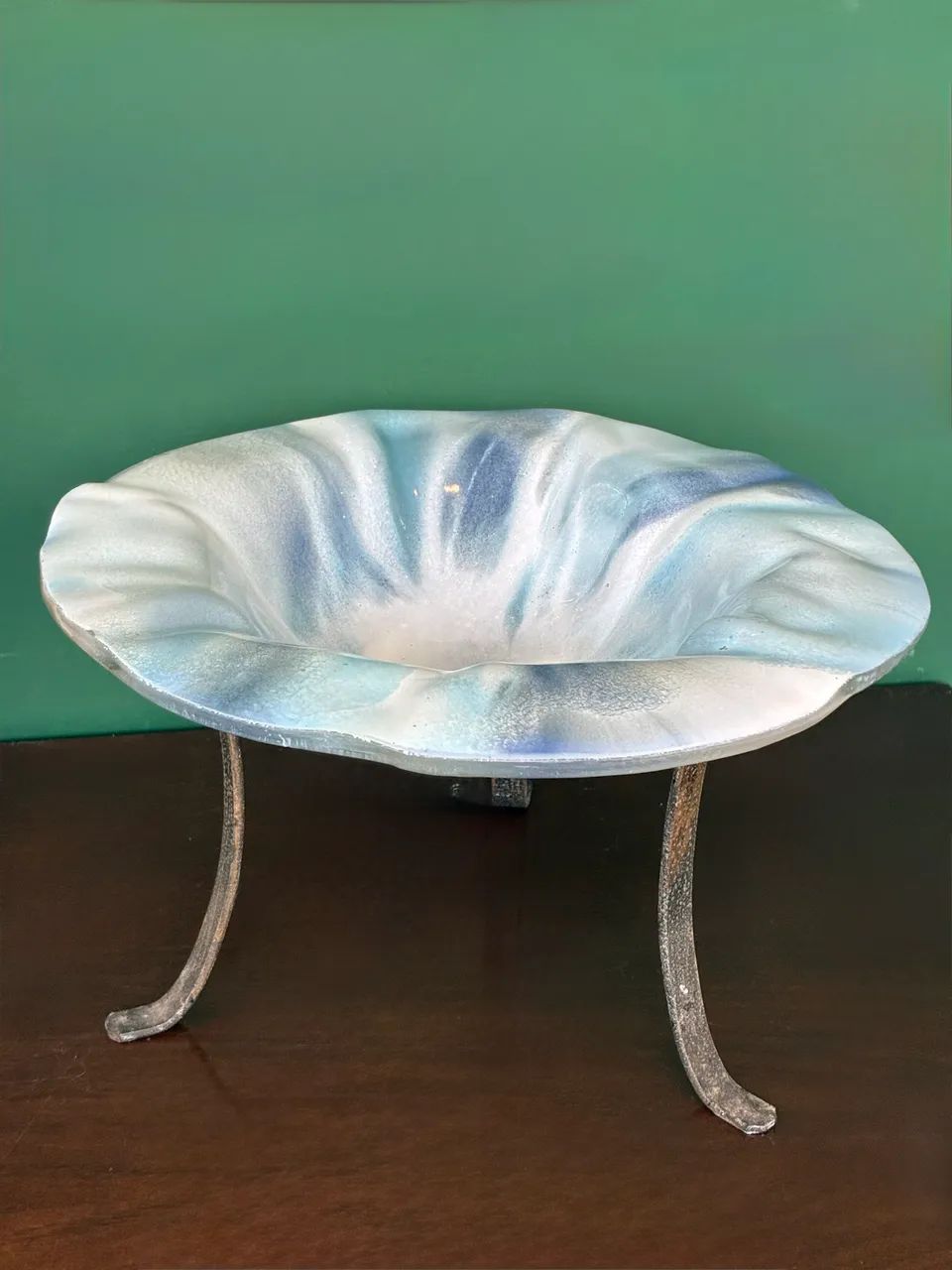 Centro de mesa com vidro pintado em tons de azul e branco + base de ferro - Foto 4