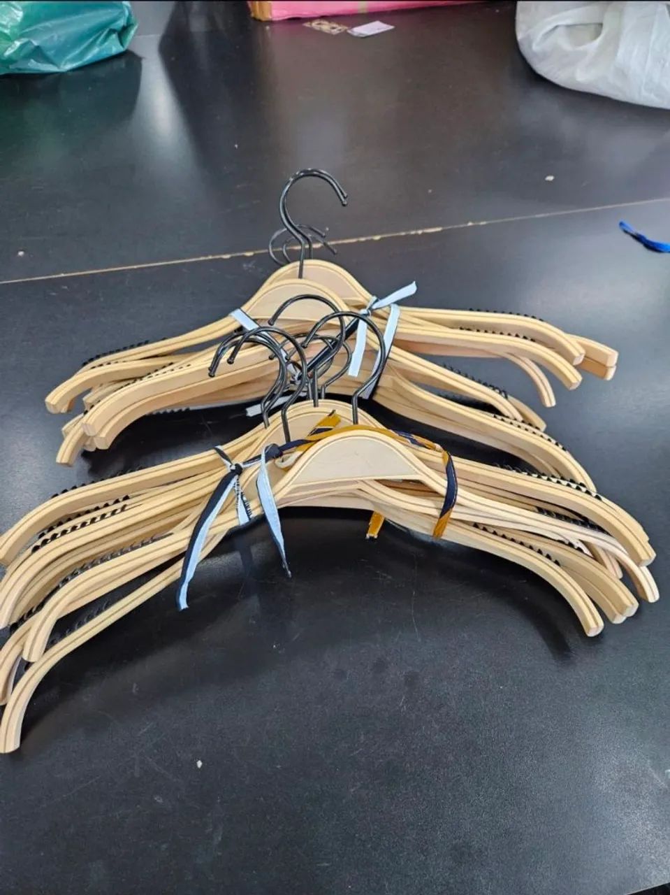 Cabides de madeira com silicone nas pontas  - Foto 2