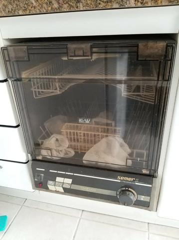 Máquina de lavar louça antiga