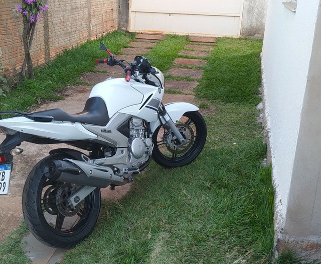 VENDO-SE UMA FAZER 250 OU TROCO