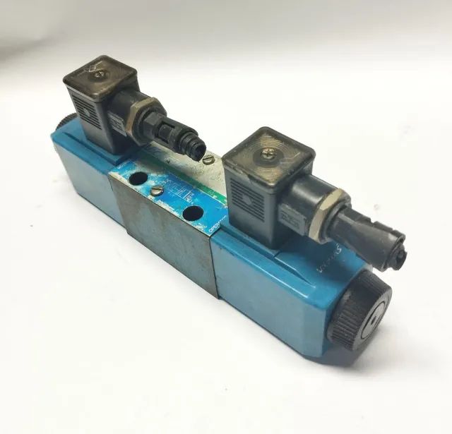 Válvula direcional VICKERS DG4V-3-6C-M-U-D6-60 - Foto 4