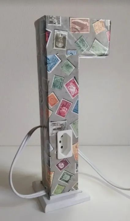 Abajur decorativo com tomadas extras. Bivolt. - Foto 2