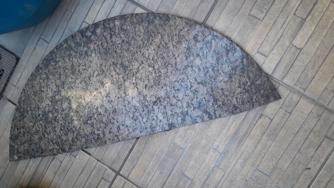 Pedra de granito ocre no formato meia lua 78x33x2 cm - Foto 5