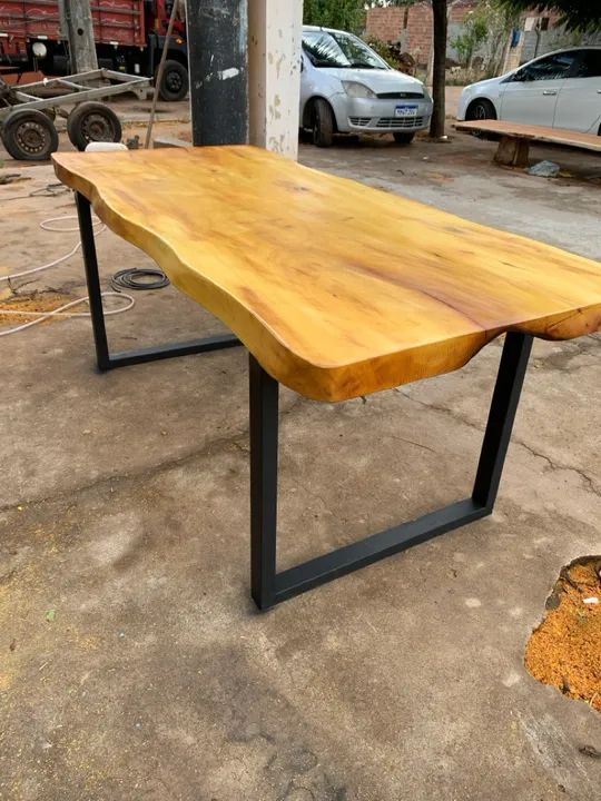 Mesa com base em metalon