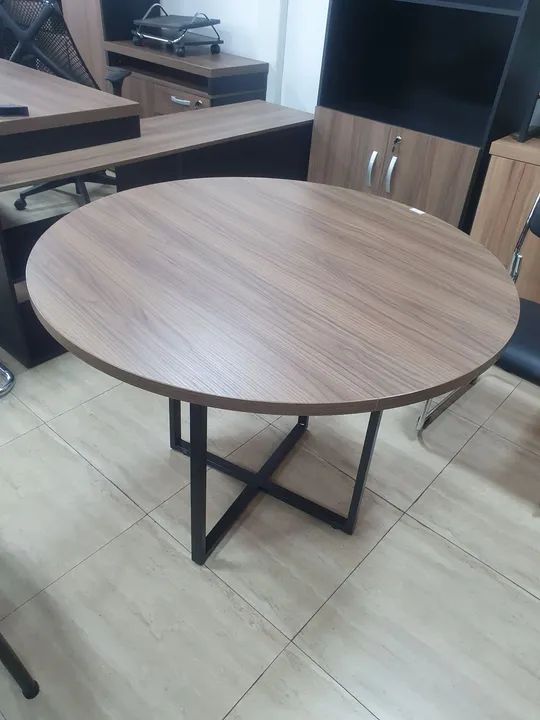 Mesa redonda de madeira com base em X de ferro - Nova