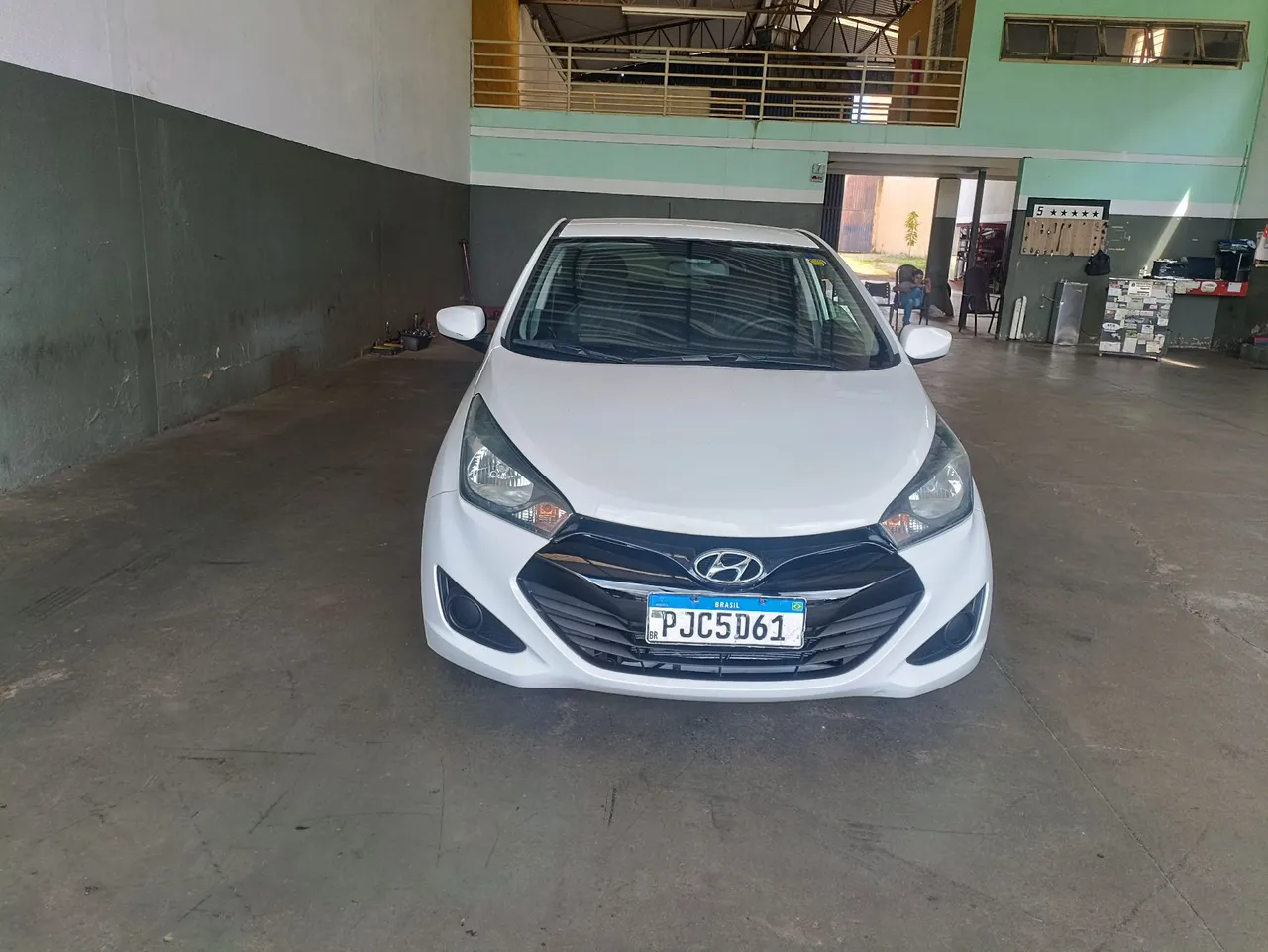 HB 20 Hatch 1.0 completo 2015 branco