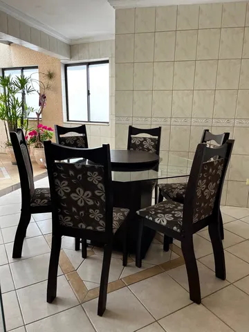 Mesa de Vidro e Tampo Interno Giratório Com 6 Cadeiras
