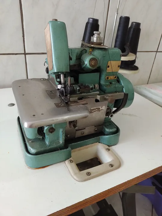 Máquina de costura Overlock