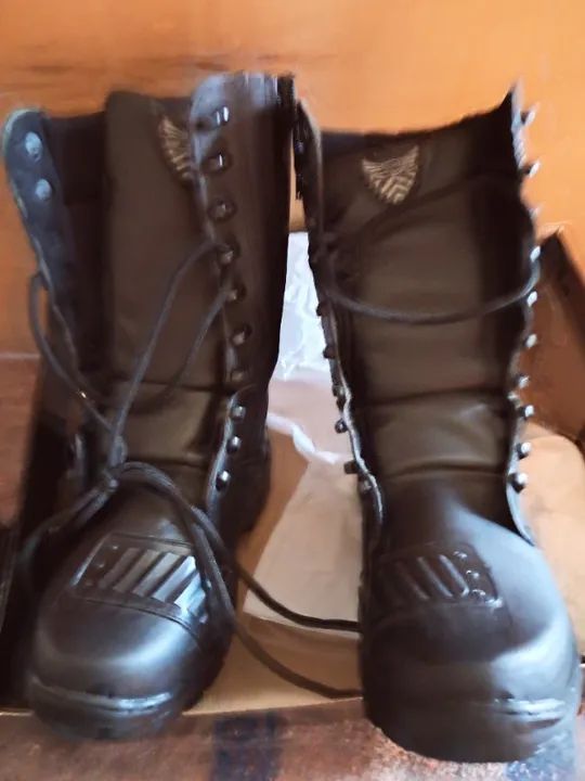 bota de motociclista com fecho lateral nova na caixa - Foto 2